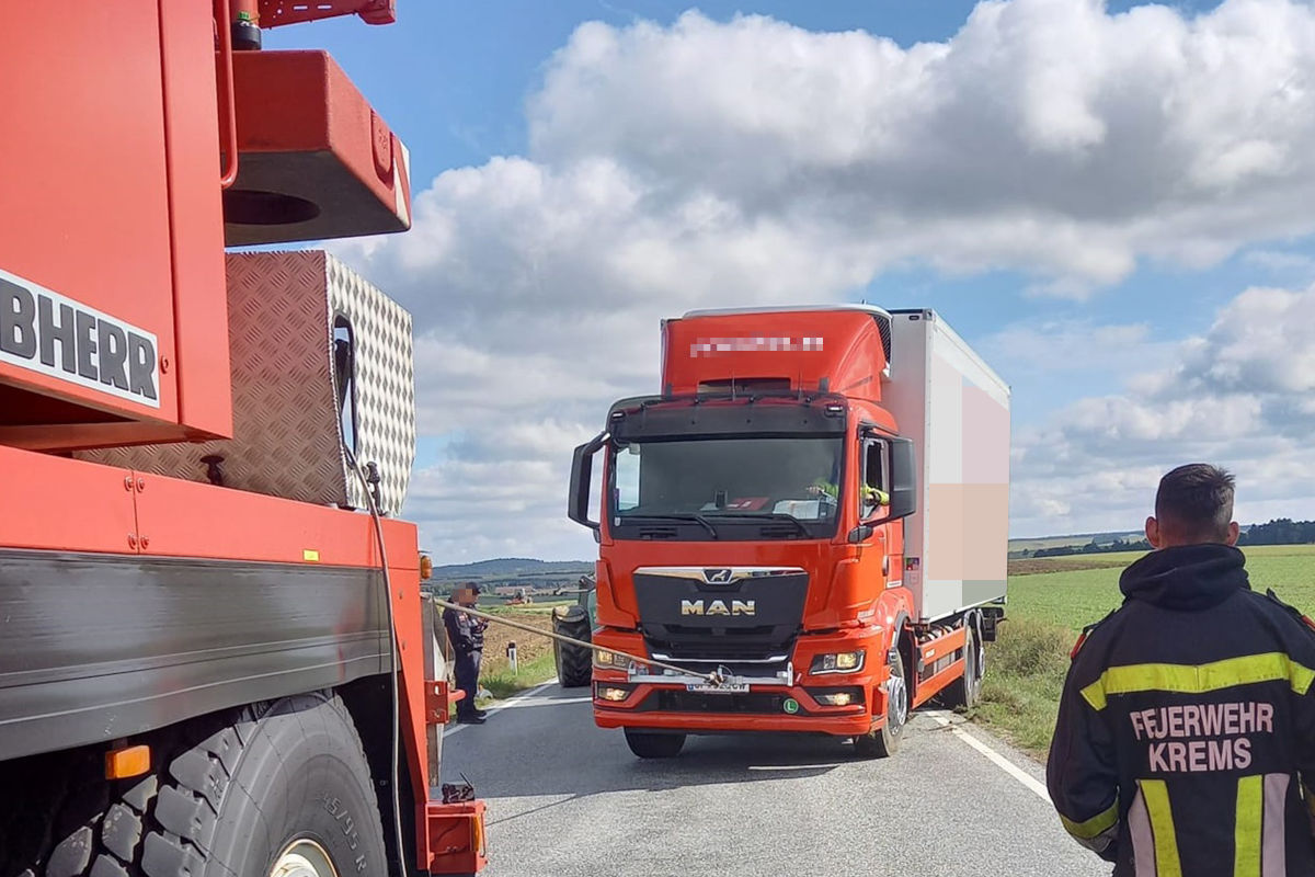 Ludweis-Aigen NÖ – Feuerwehr birgt 15-Tonnen-Lastwagen mit Eiern