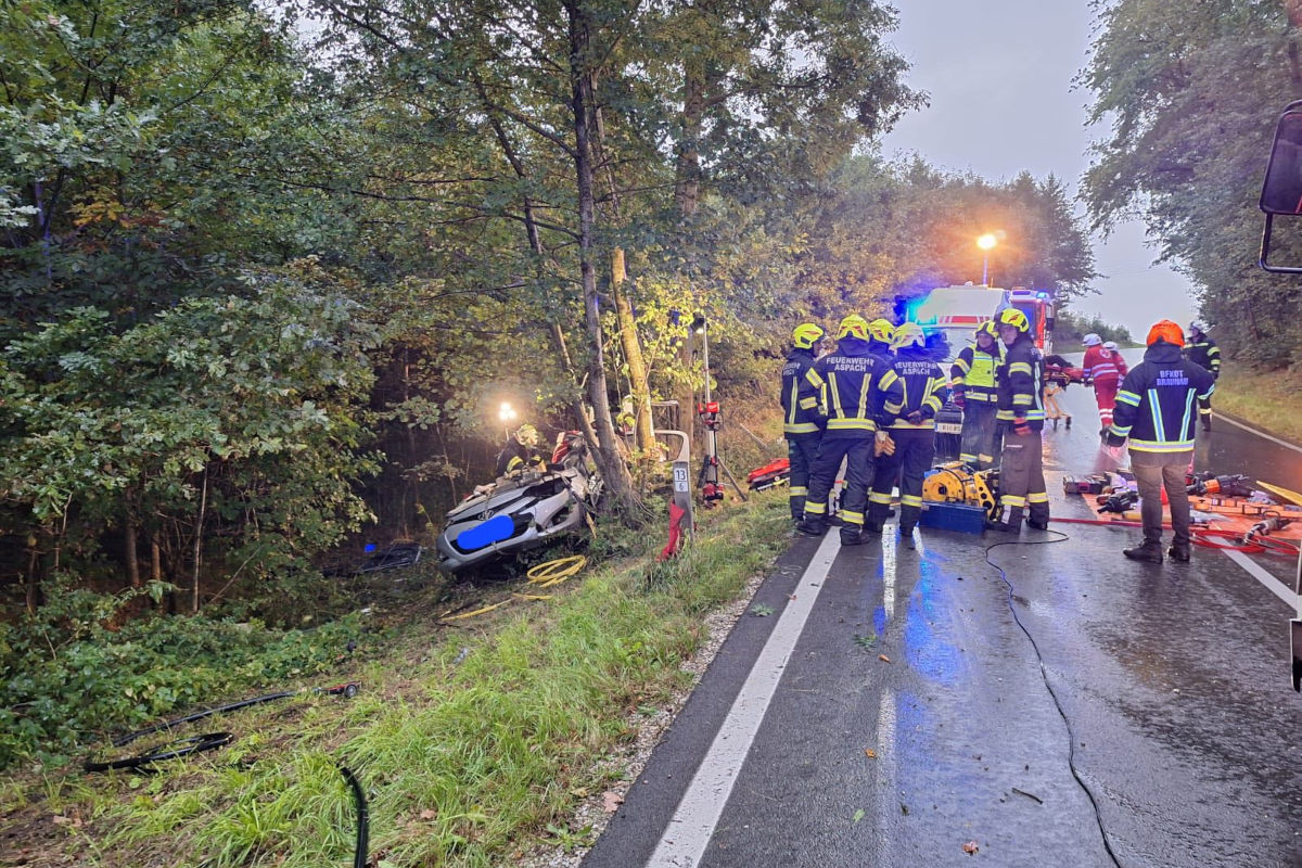 Unfall bei Aspach OÖ – Lenkerin schleudert Böschung hinab