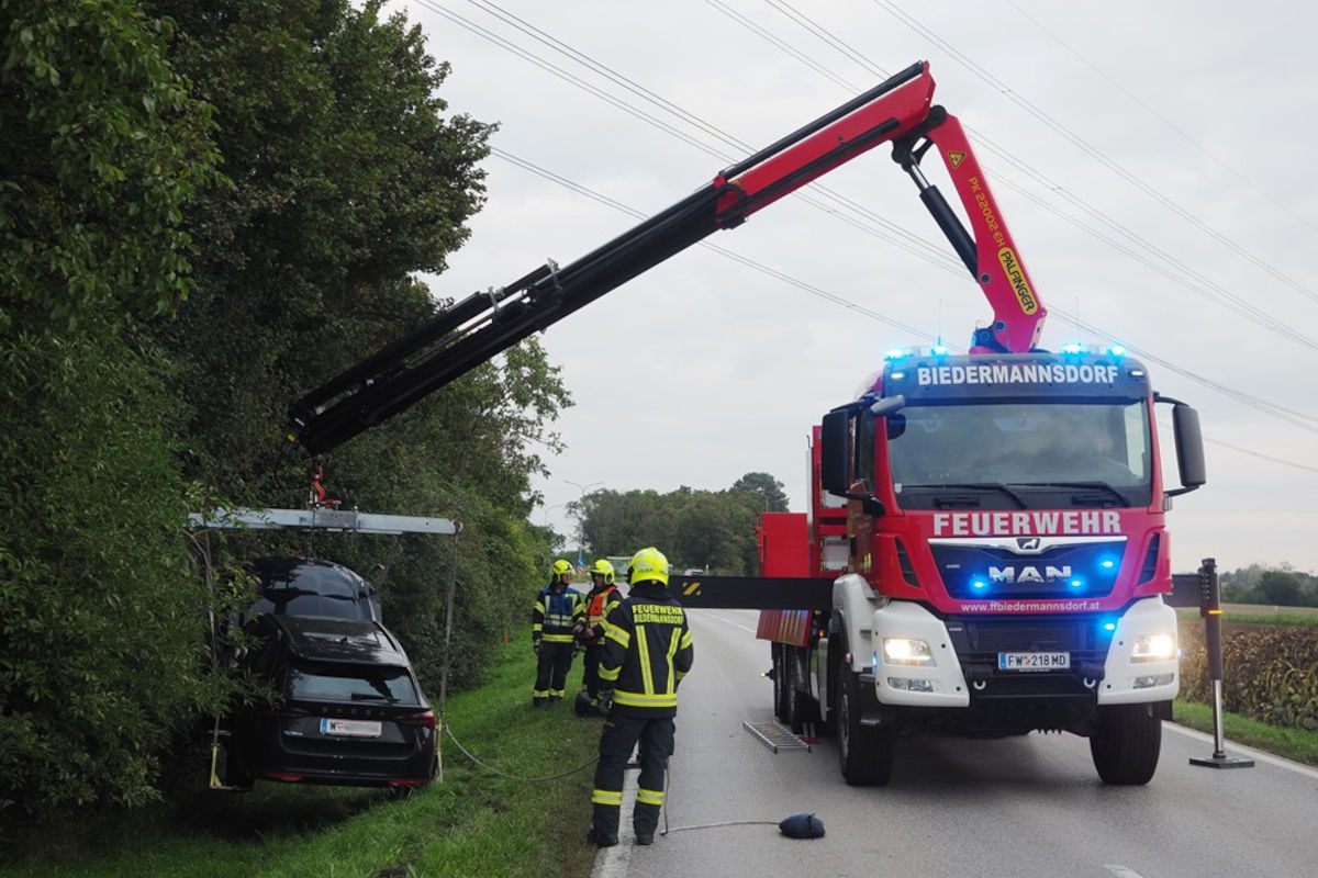 Unfall bei Biedermannsdorf NÖ – Zwei Autos landen im Graben