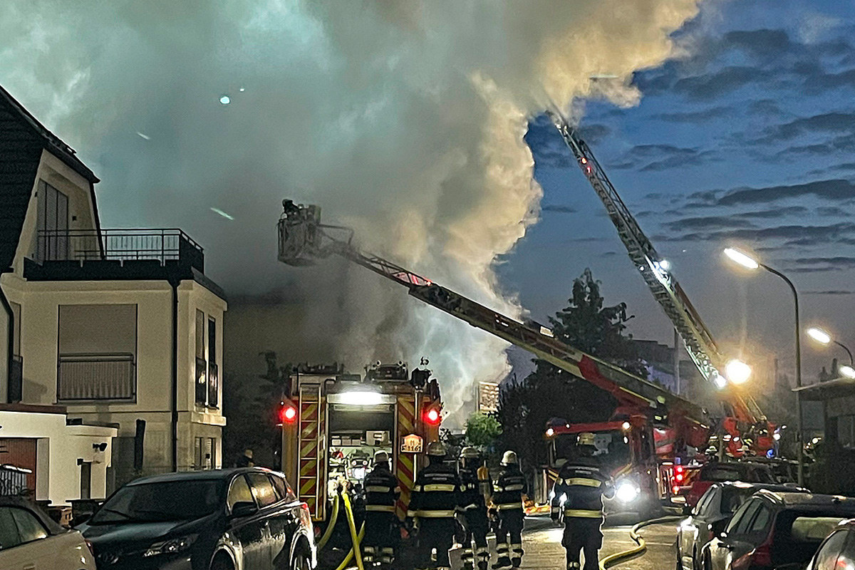 München BY – Brandstiftung und Explosionen in Wohnhaus – Zwei Schwerverletzte