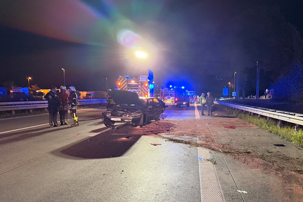 A1 Elsdorf NI – Großes Trümmerfeld nach Unfall von zwei Pkw