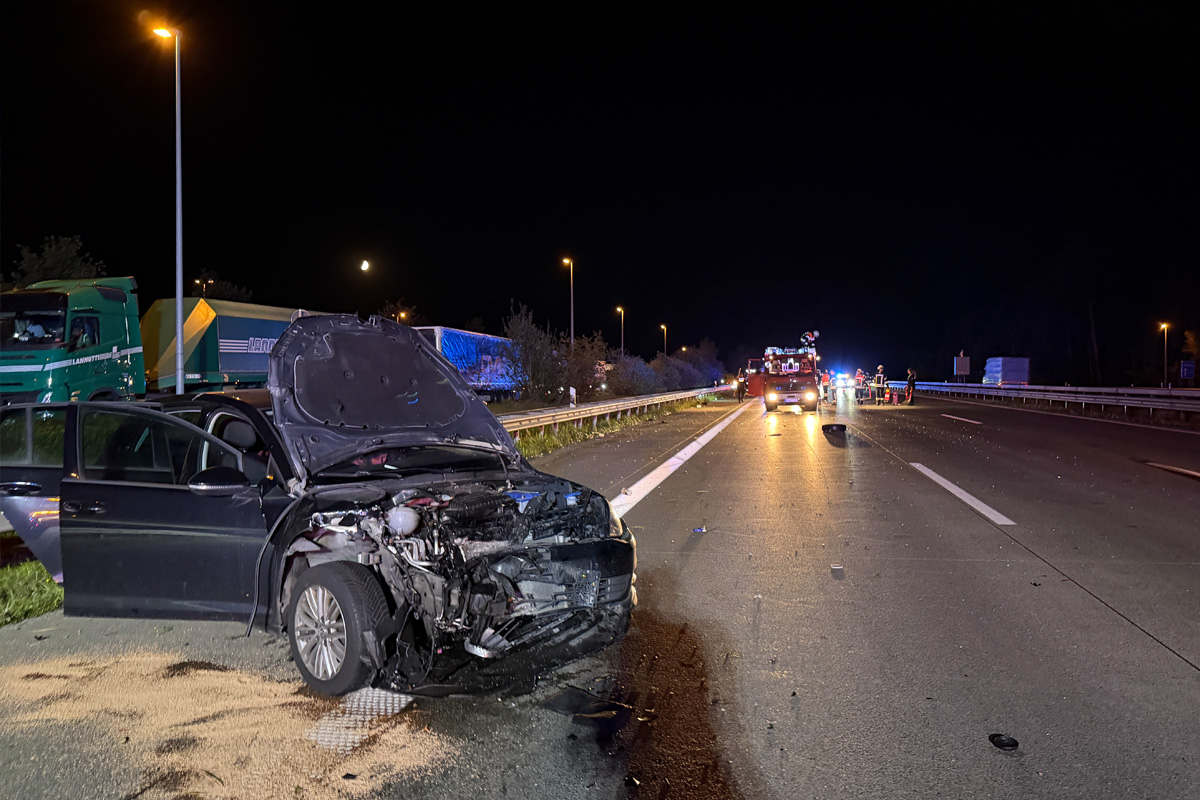 A1 Elsdorf NI – Großes Trümmerfeld nach Unfall von zwei Pkw