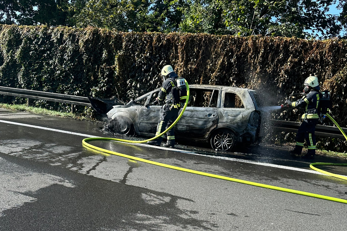 A3 Dinslaken NW – Brand von Pkw und Böschung auf Autobahn