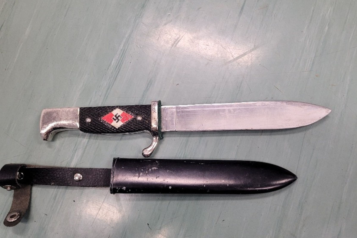 Wien – Polizei findet bei Rettungseinsatz zahlreiche Waffen und NS-Devotionalien