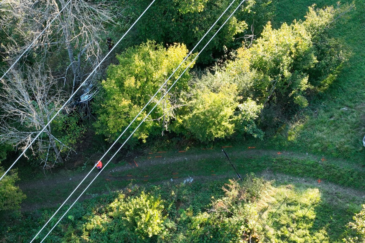 Unfall in Danis GR – Auto überschlägt sich am Abhang