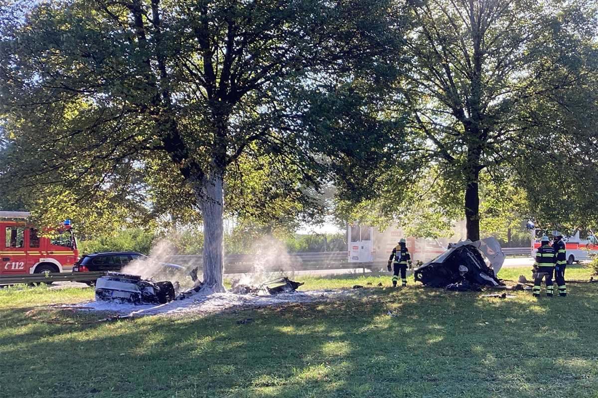 A94 München BY – Lamborghini prallt gegen Baum – Fahrer schwer verletzt