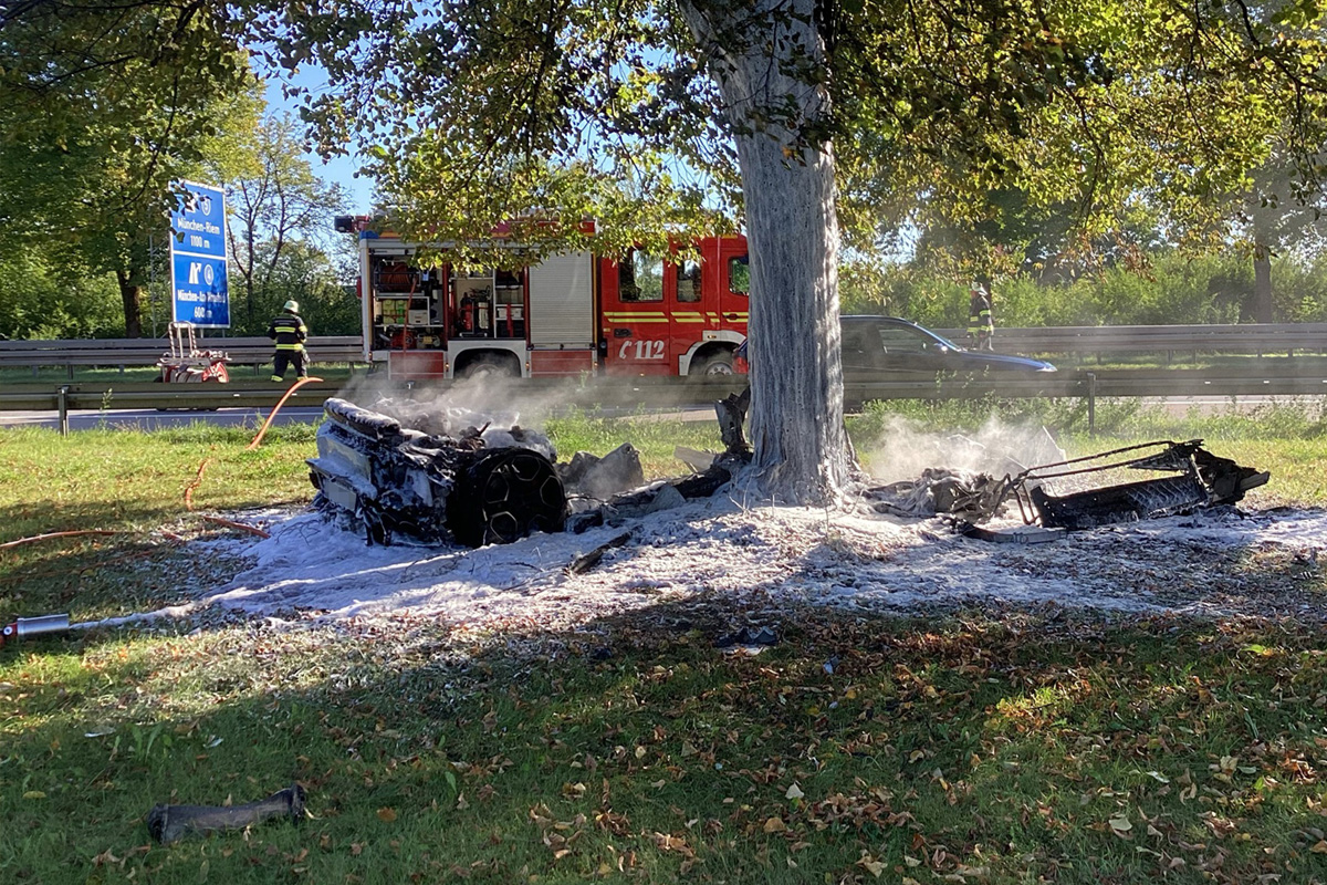 A94 München BY – Lamborghini prallt gegen Baum – Fahrer schwer verletzt