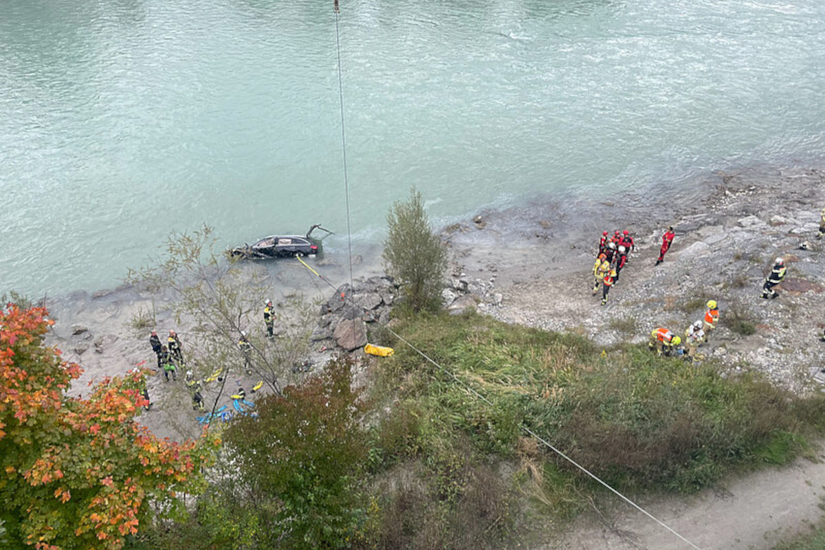 Schwerer Unfall bei Hall in Tirol – Fahrzeug stürzt in den Inn