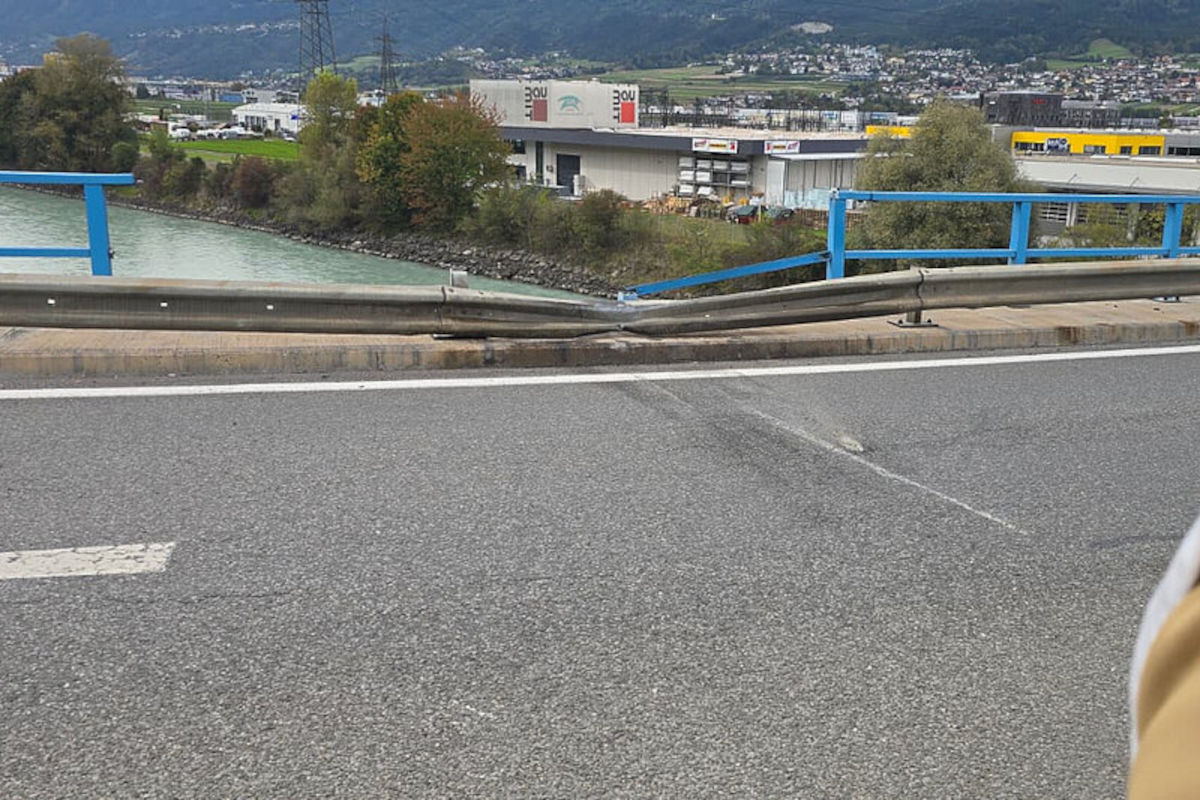 Schwerer Unfall bei Hall in Tirol – Fahrzeug stürzt in den Inn