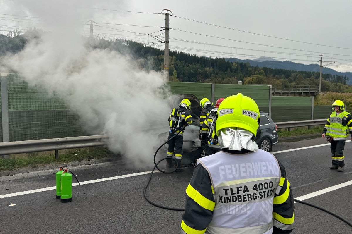 Kindberg ST – Motorraum eines Fahrzeugs in Brand