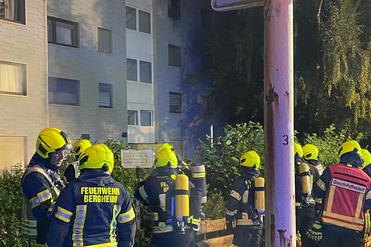 Bergheim NW – Vier Verletzte bei Brand von Keller in Mehrfamilienhaus