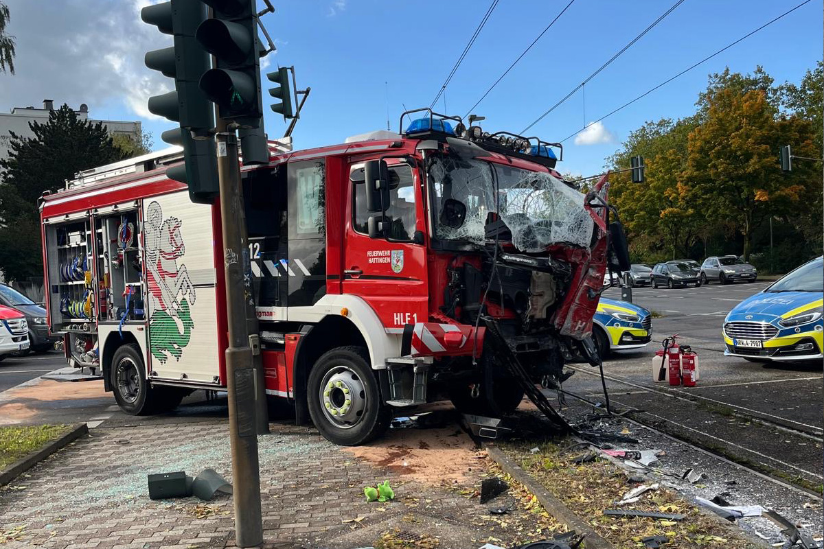 Hattingen NW – Unfall von Feuerwehrfahrzeug und Straßenbahn