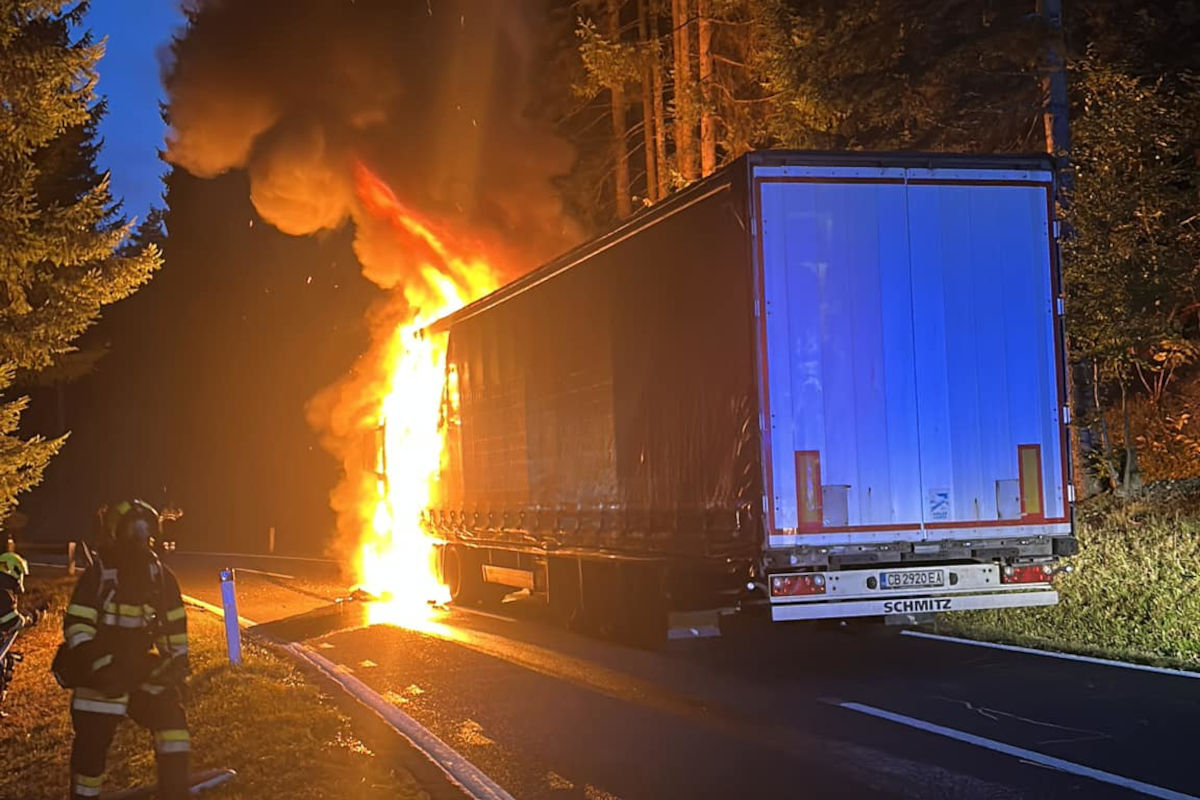 Der Sattelzug fing unerklärlich Feuer.