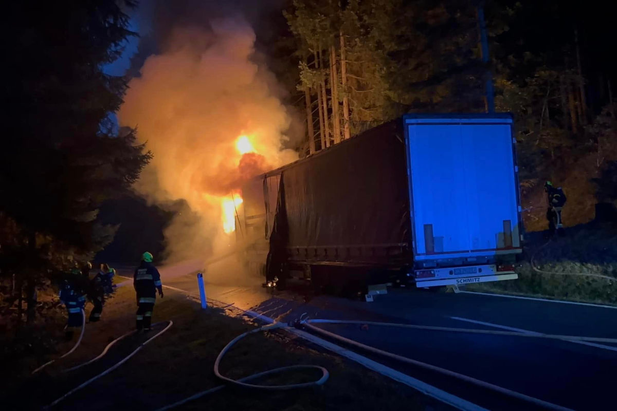 Matschiedl K – Lkw gerät während der Fahrt in Brand