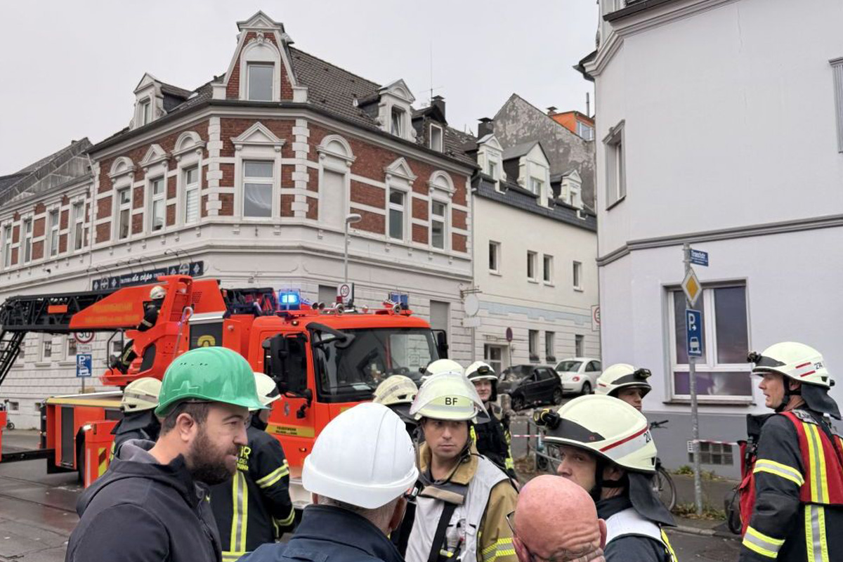 Mülheim an der Ruhr NW – Fassadenteile stürzen von Dachgaube