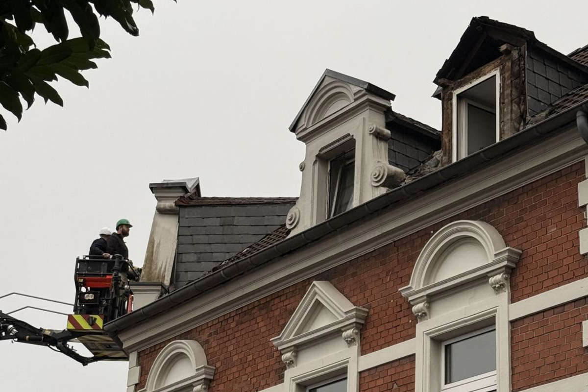 Mülheim an der Ruhr NW – Fassadenteile stürzen von Dachgaube
