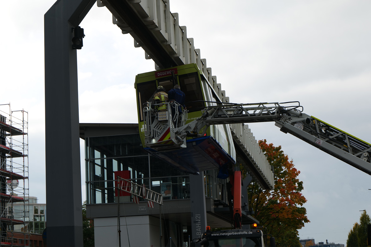 Dortmund NW – H-Bahn kollidiert mit Autokran am Campus Nord