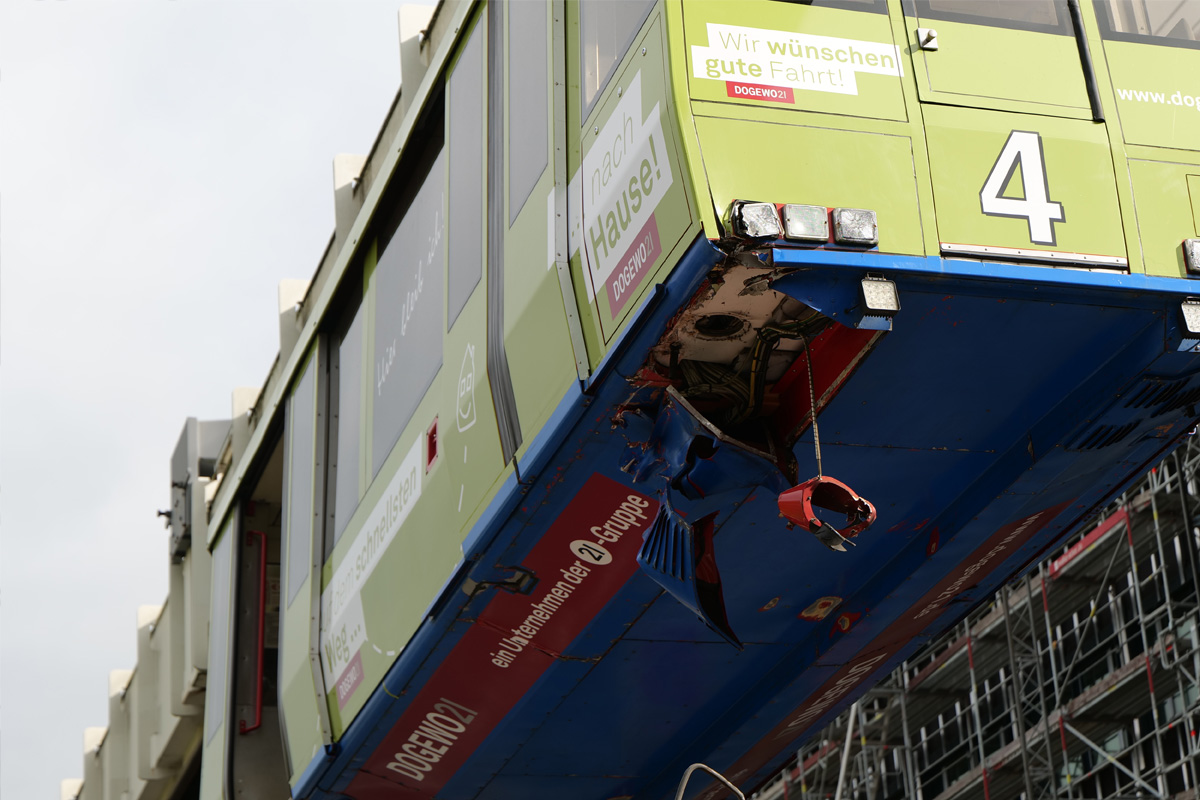 Dortmund NW – H-Bahn kollidiert mit Autokran am Campus Nord