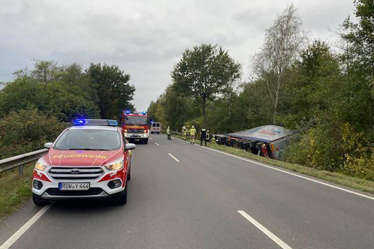 Rotenburg NI – Sattelzug kippt in Kurve um – Fahrer schwer verletzt