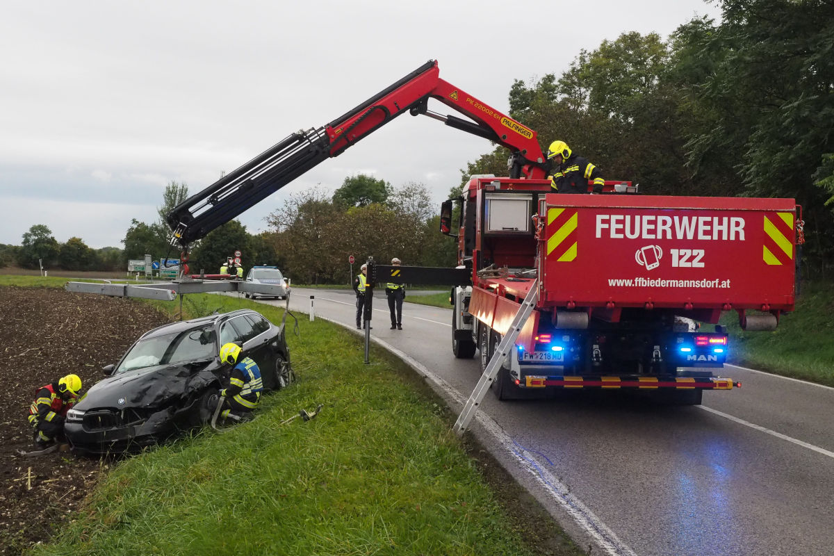 Biedermannsdorf NÖ – Pkw nach Unfall in Feld geschleudert