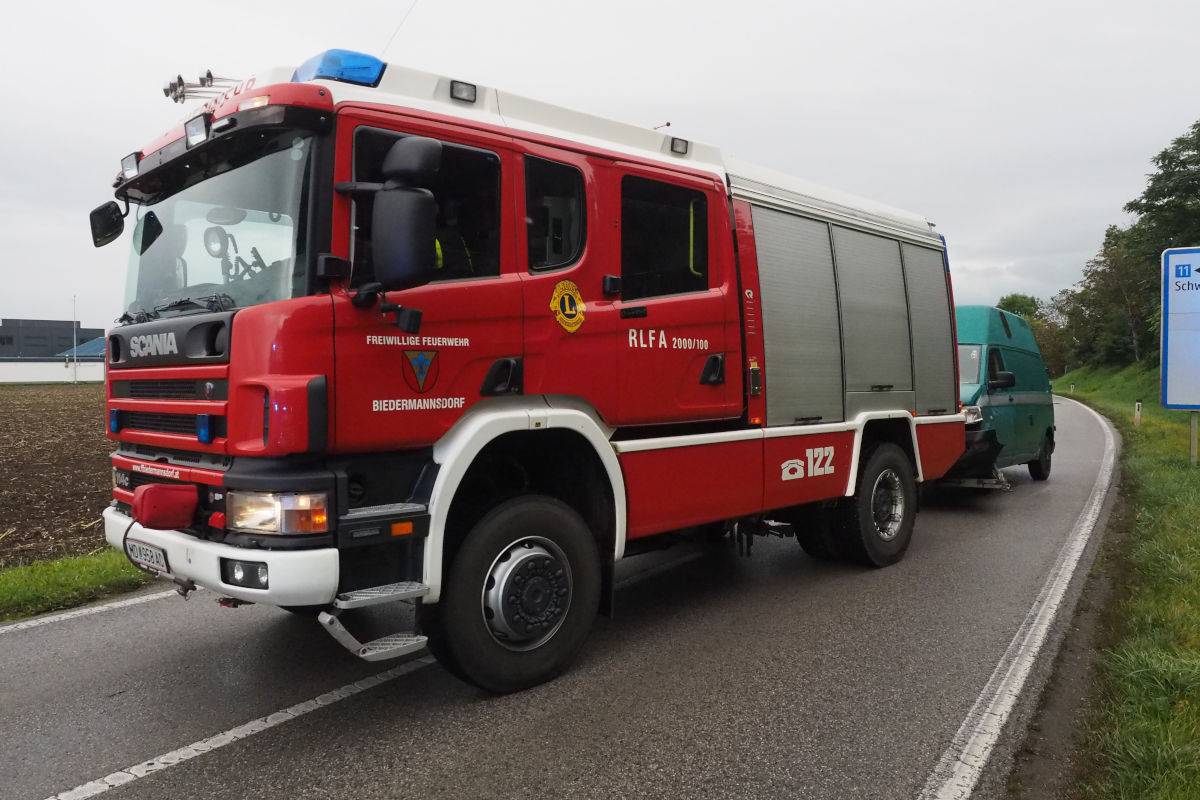 Biedermannsdorf NÖ – Pkw nach Unfall in Feld geschleudert