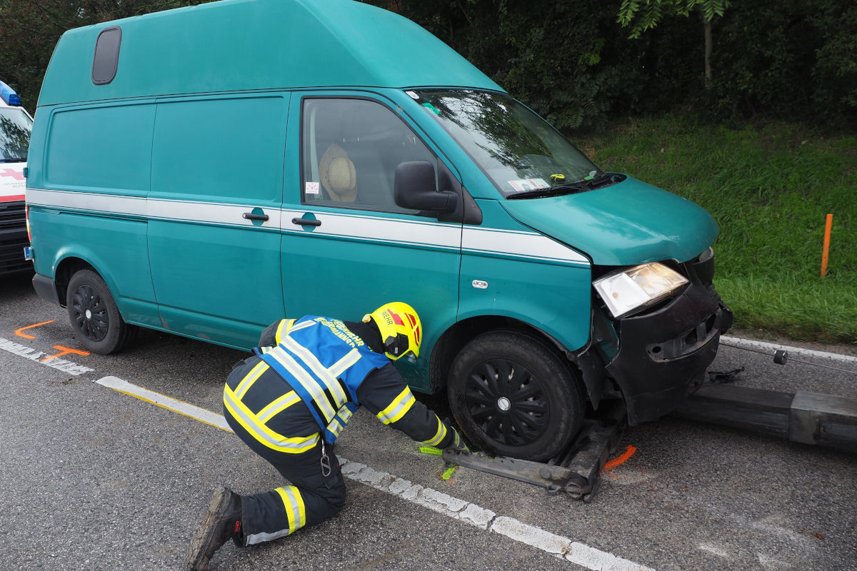 Biedermannsdorf NÖ – Pkw nach Unfall in Feld geschleudert