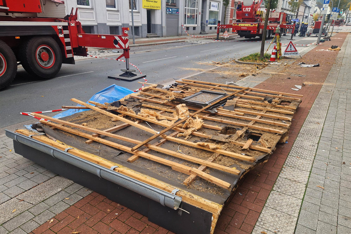 Gevelsberg NW – Großeinsatz mit Evakuierungen und Sperrung nach Einsturz von Dach