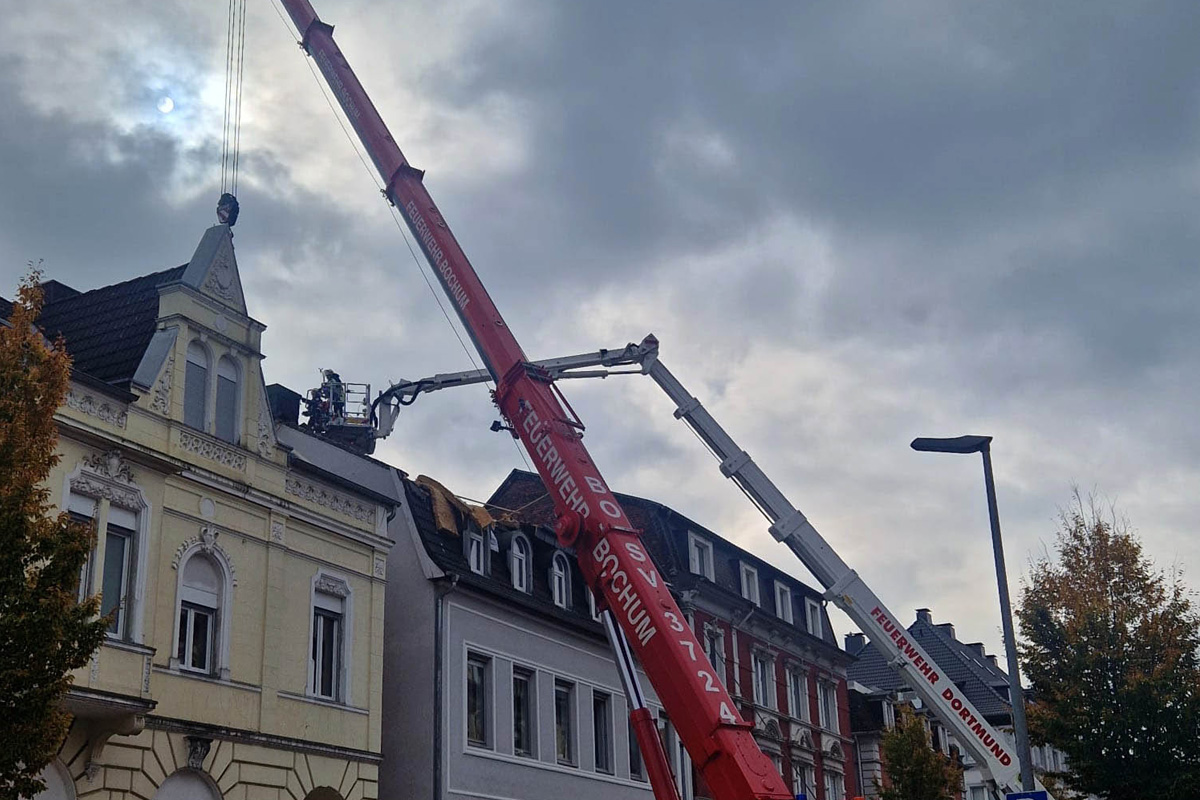 Gevelsberg NW – Großeinsatz mit Evakuierungen und Sperrung nach Einsturz von Dach