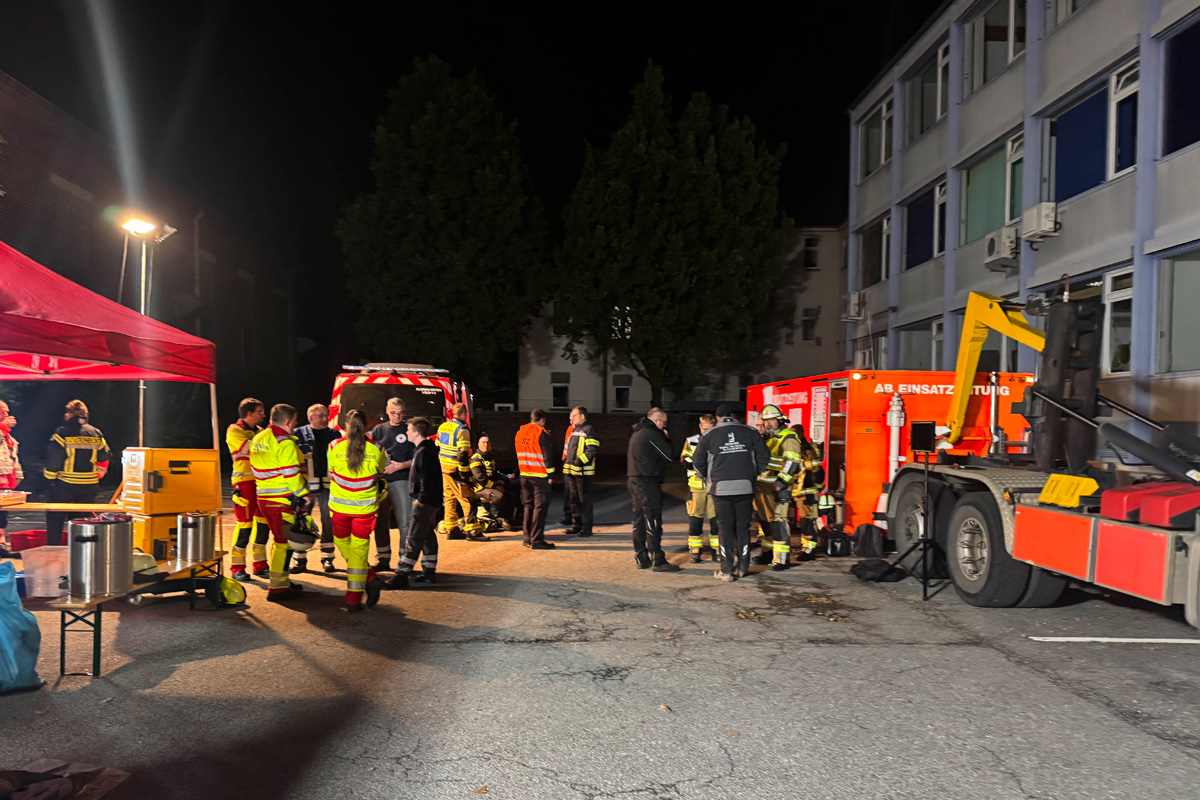 Gevelsberg NW – Großeinsatz mit Evakuierungen und Sperrung nach Einsturz von Dach