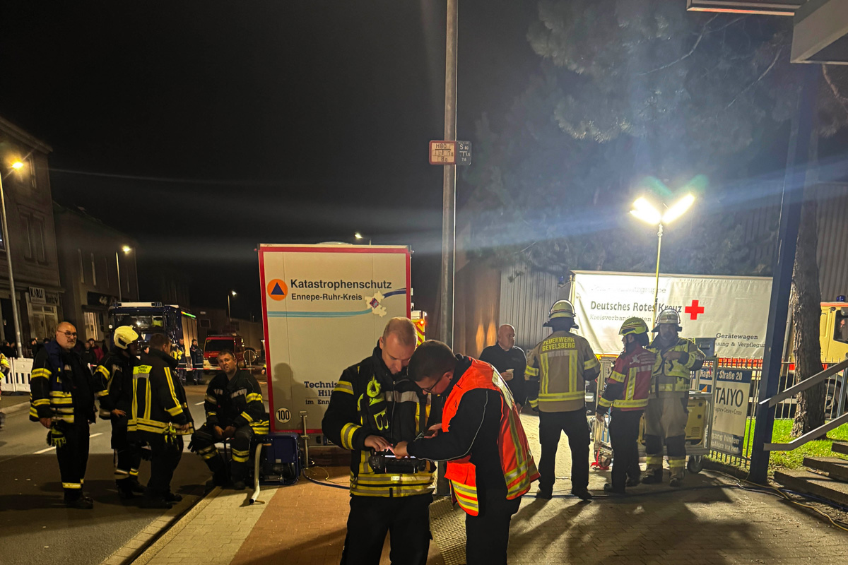 Gevelsberg NW – Großeinsatz mit Evakuierungen und Sperrung nach Einsturz von Dach