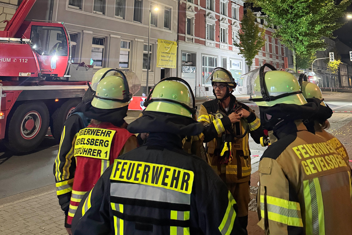 Gevelsberg NW – Großeinsatz mit Evakuierungen und Sperrung nach Einsturz von Dach
