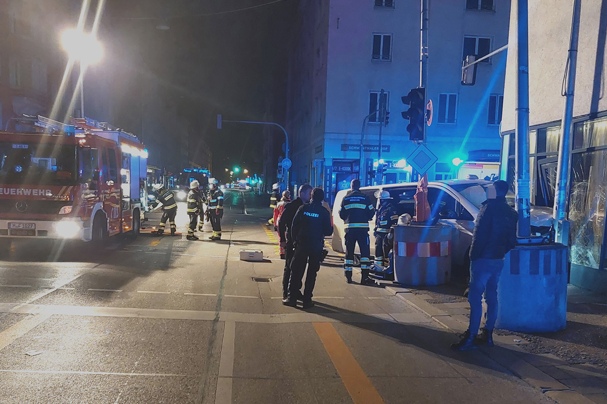 München BY – Unfall von Streifenwagen und Taxi