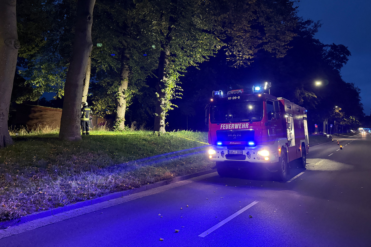 Aurich NI – Brand von Pkw nahe Gebäude