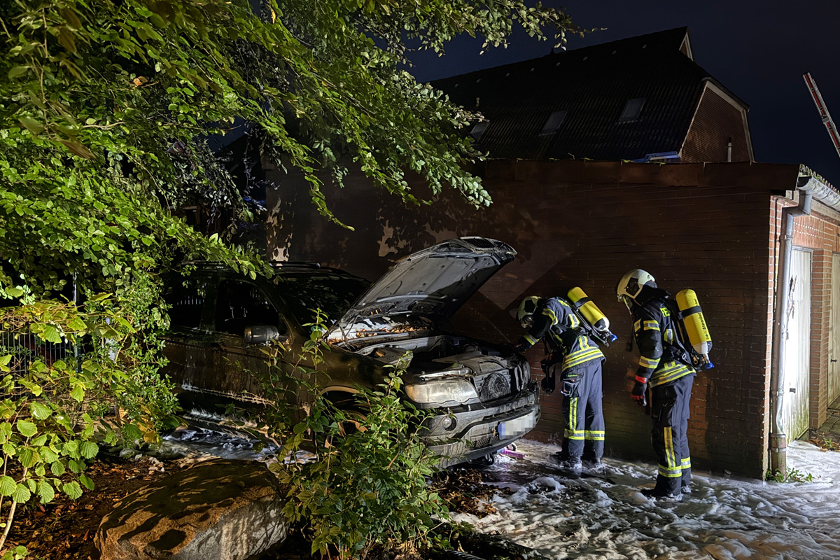 Aurich NI – Brand von Pkw nahe Gebäude