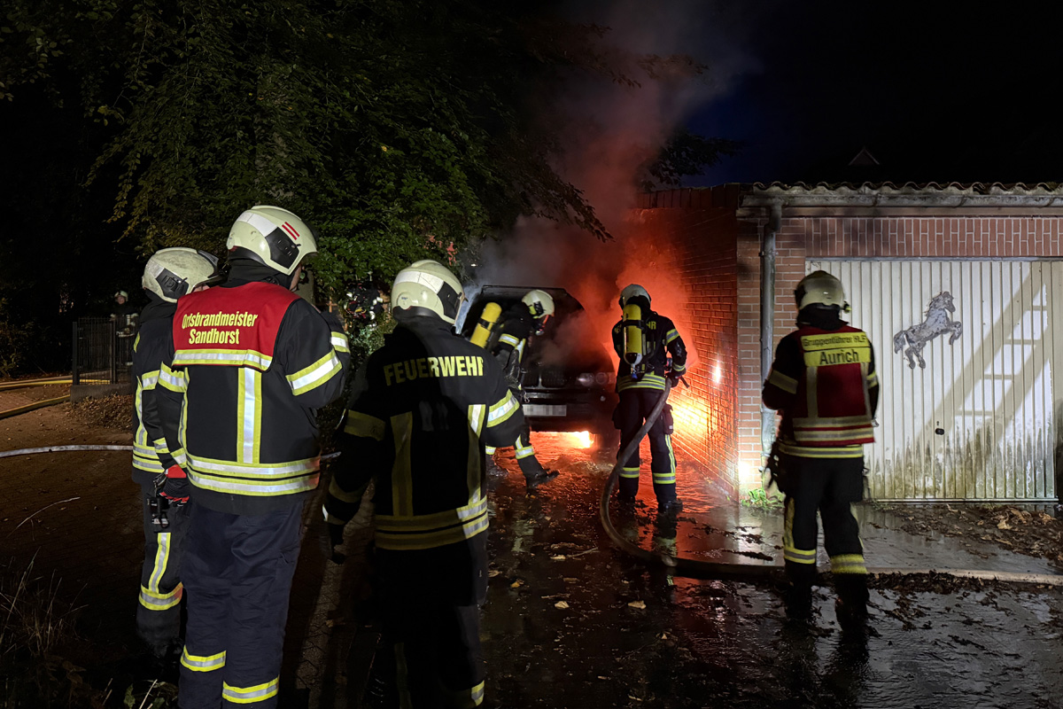 Aurich NI – Brand von Pkw nahe Gebäude