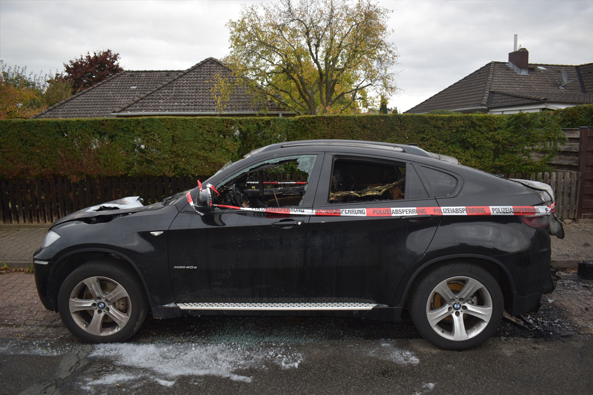Bückeburg NI – Nächtlicher Brand von BMW – Polizei vermutet Brandstiftung