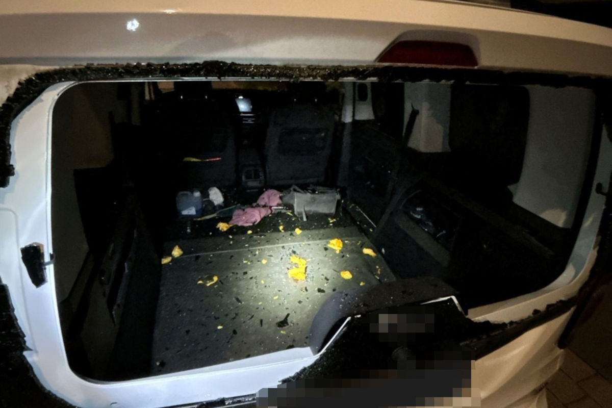 Bruck an der Leitha NÖ – Unbekannte Täter werfen Kürbisse auf Autos