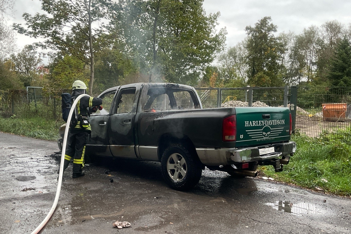 Mülheim an der Ruhr NW – Flüssiggas-Pickup brennt vollständig aus