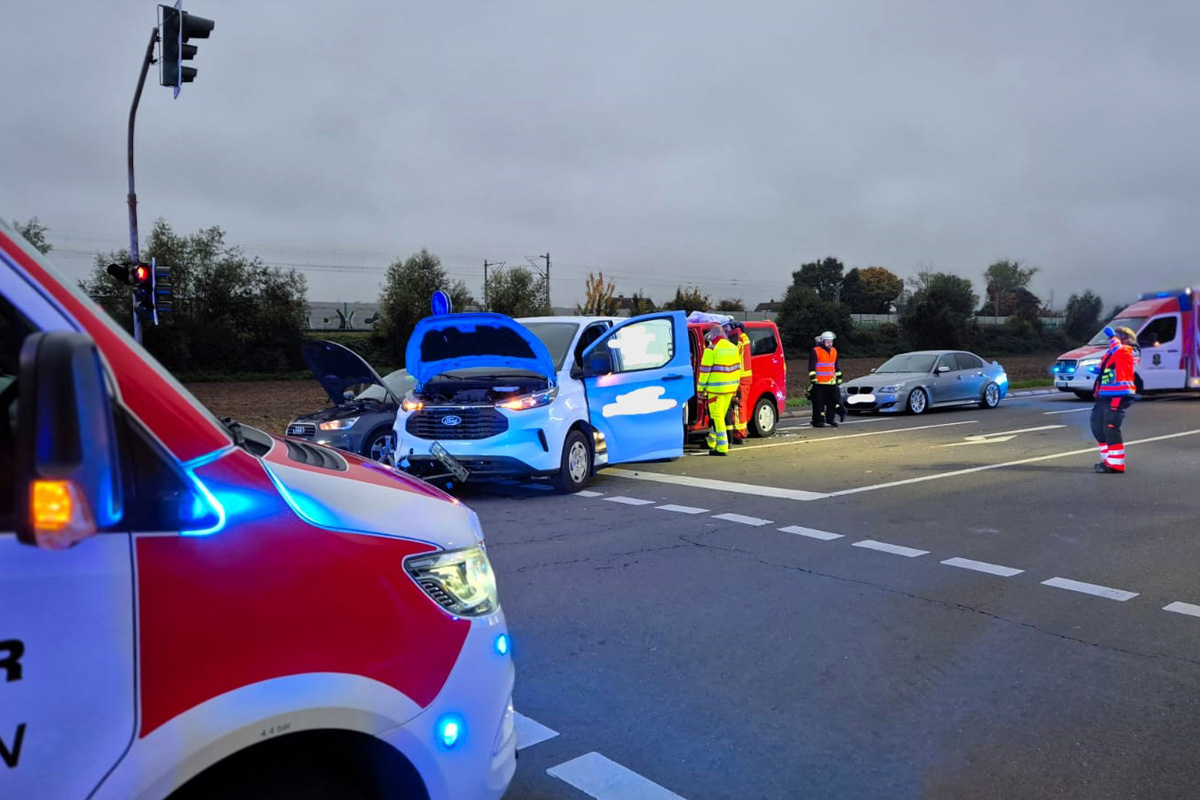 Düren NW – Drei Verletzte bei Unfall von drei Pkw