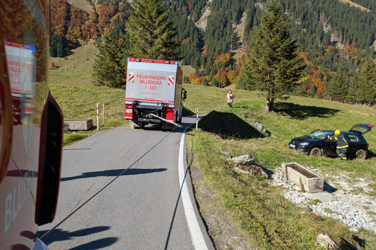 Brand bei Bludenz V – Pkw rollt unkontrolliert talwärts