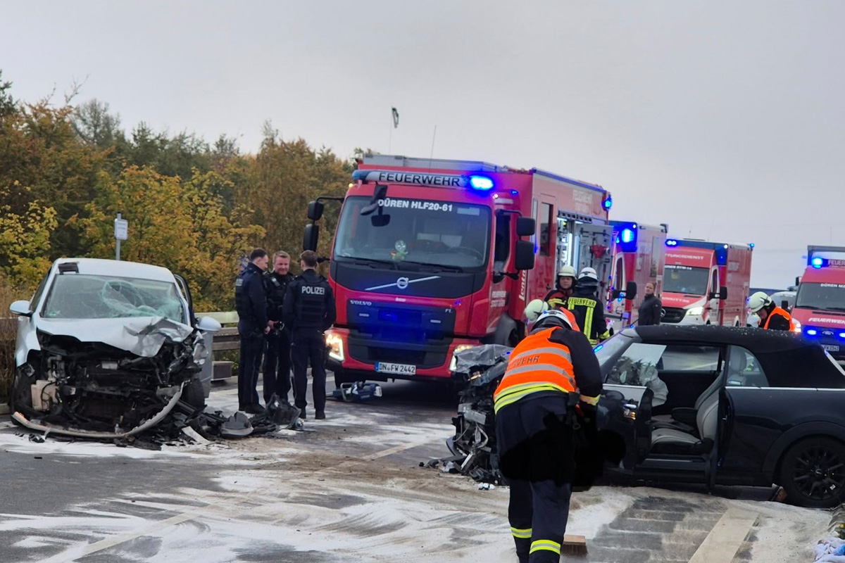 B264 Düren NW – Drei Verletzte nach Auffahrunfall