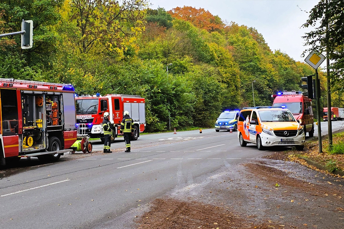Sprockhövel NW – Ein Verletzter nach Unfall von E-Auto und Lkw