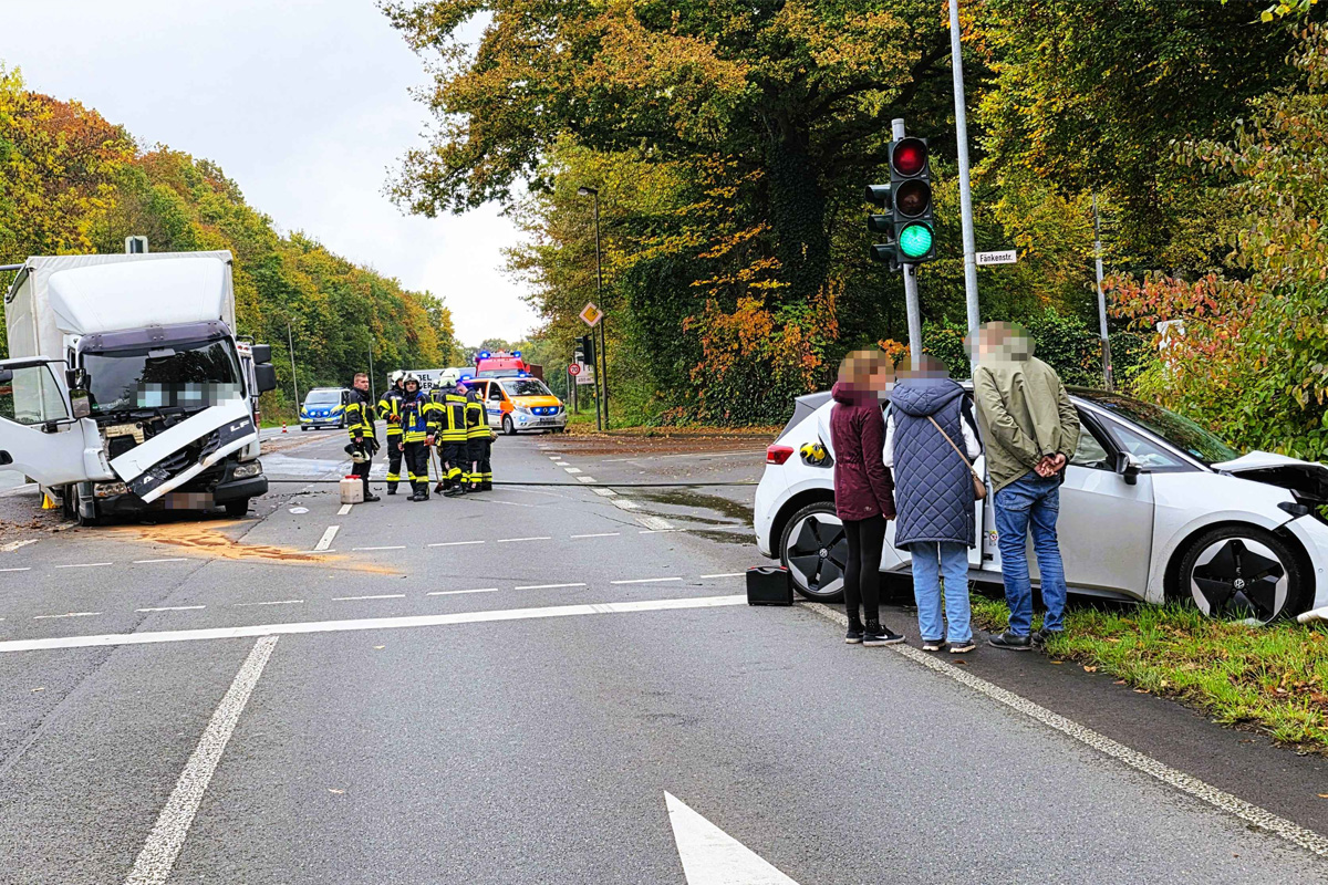 Sprockhövel NW – Ein Verletzter nach Unfall von E-Auto und Lkw