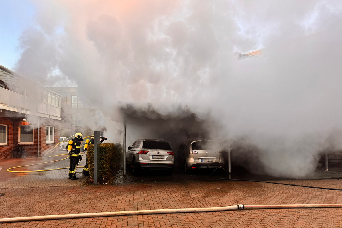 Aurich NI – Brand von zwei Autos in Carport