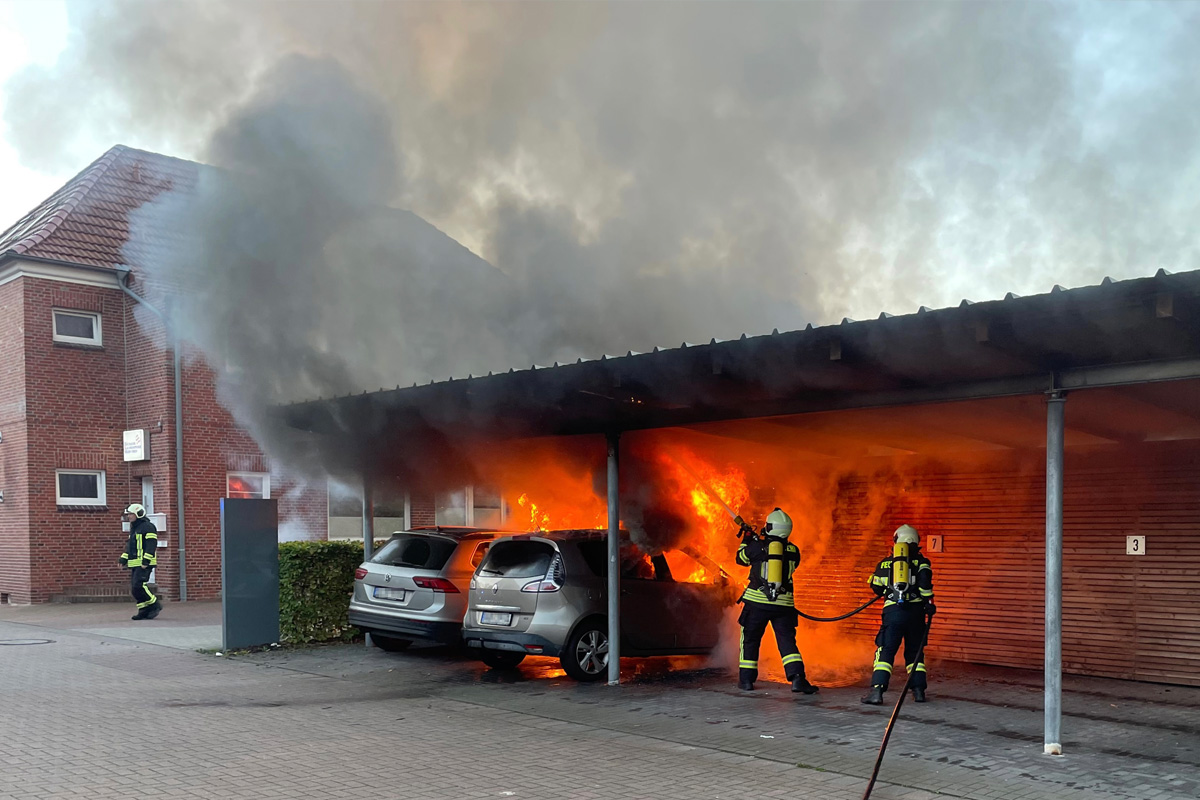 Aurich NI – Brand von zwei Autos in Carport