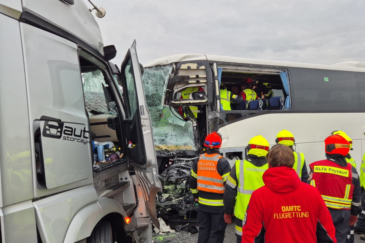 Ein Lkw, ein Reisebus und ein Kleintransport kollidierten.