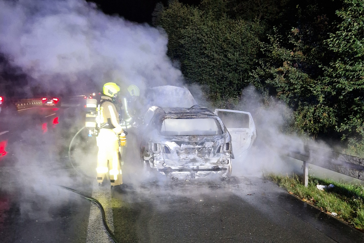 A31 Bottrop NW – Pkw brennt auf Autobahn aus