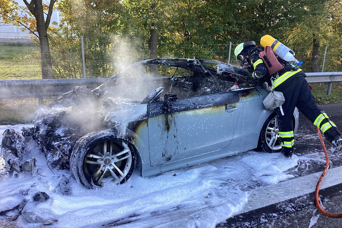 A8 München BY – Audi TT gerät auf Autobahn in Brand