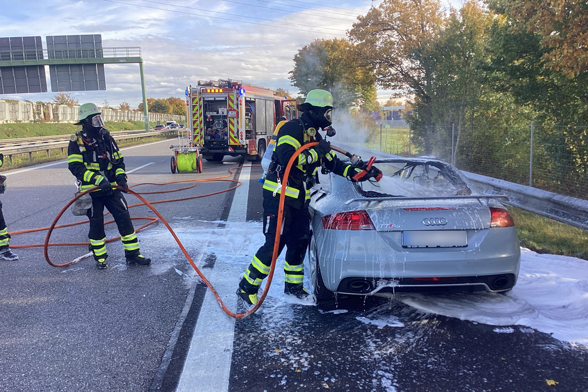 A8 München BY – Audi TT gerät auf Autobahn in Brand