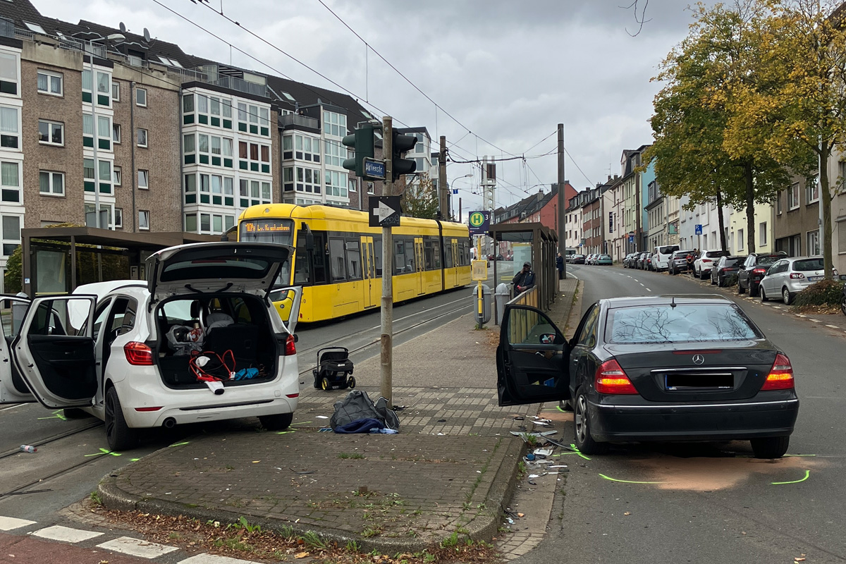 Mülheim an der Ruhr NW – Drei Verletzte bei Unfall von zwei Pkw